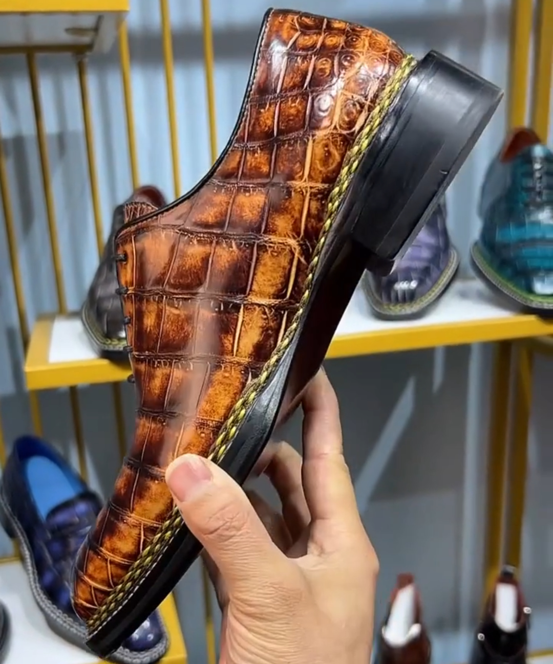 Embossed classic lace-up shoes