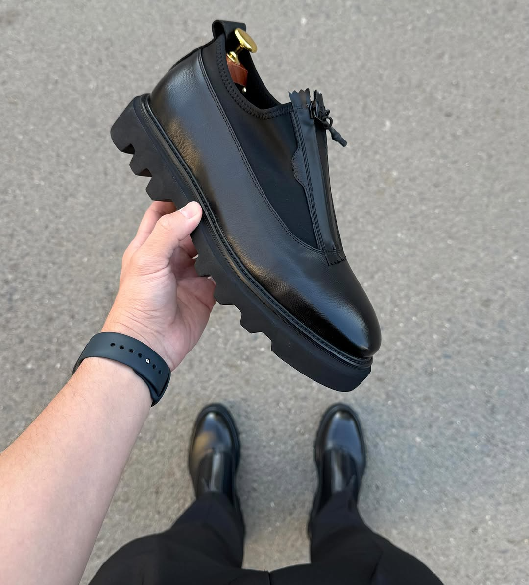 Zipper leather shoes