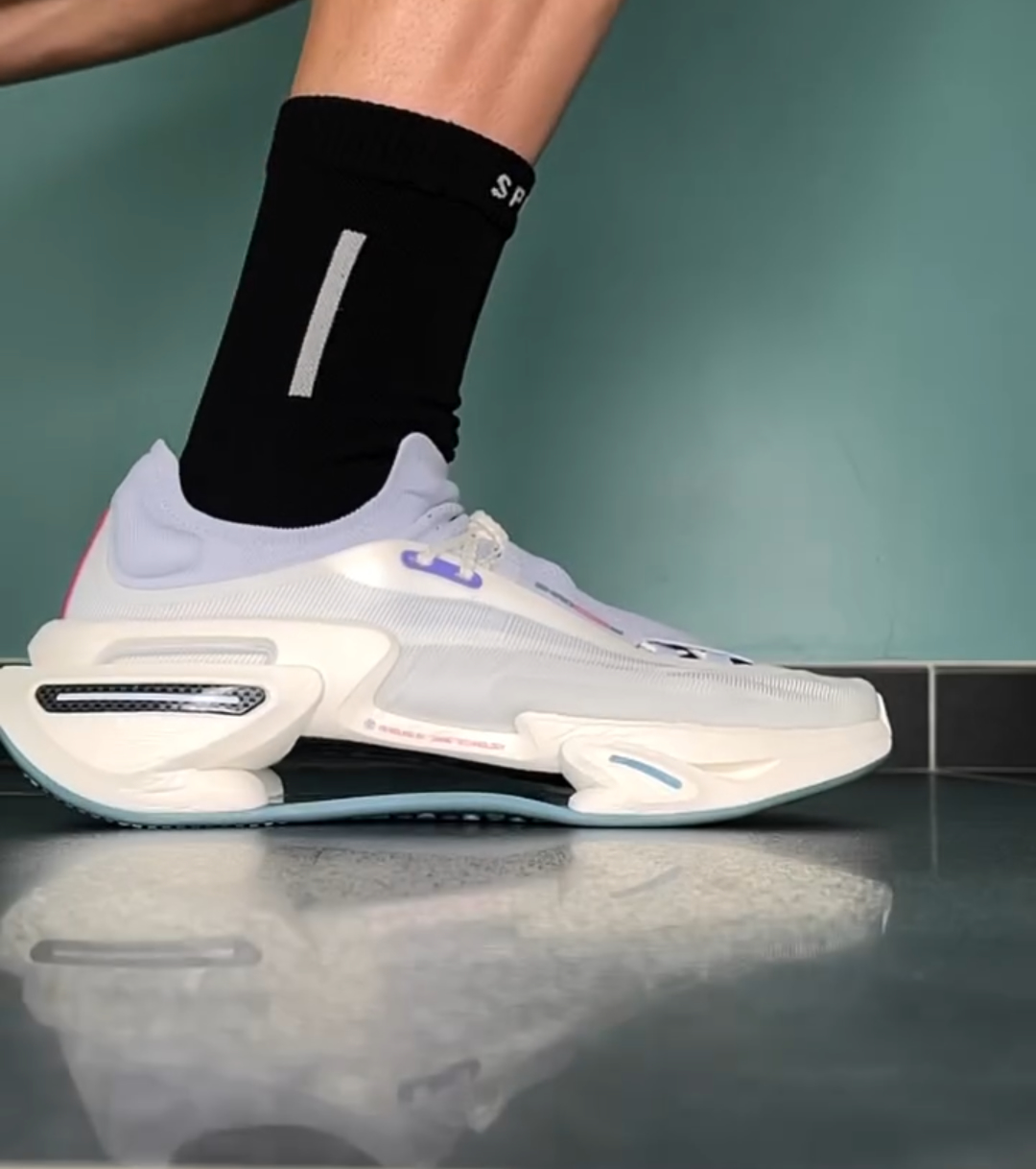 Shock-absorbing casual shoes