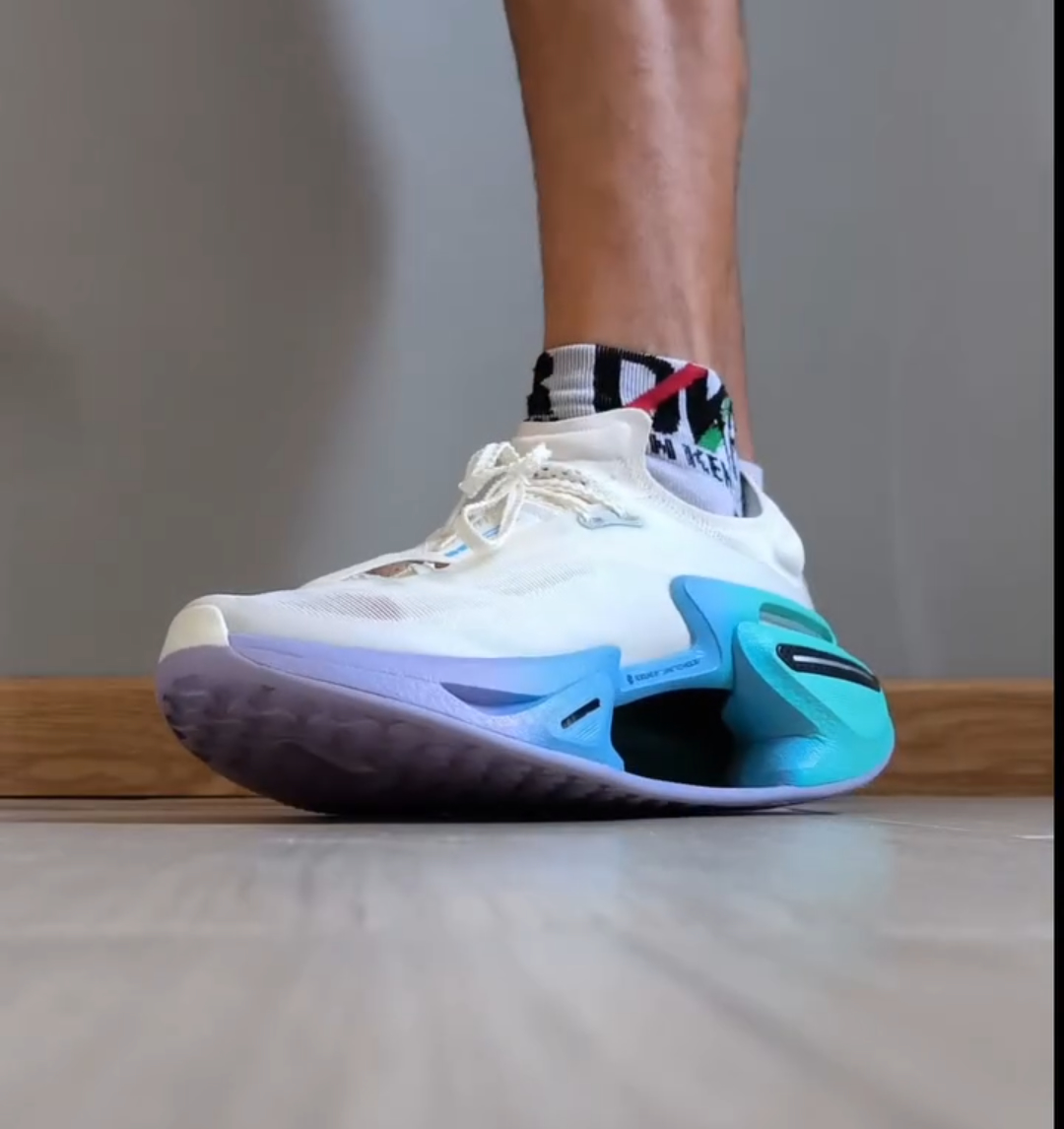 Shock-absorbing casual shoes