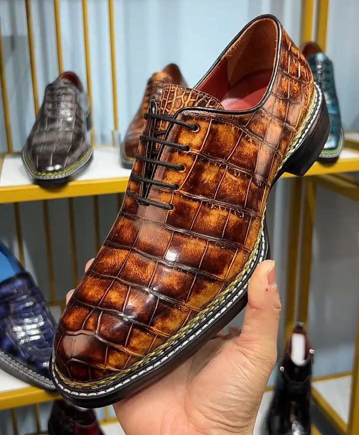 Embossed classic lace-up shoes