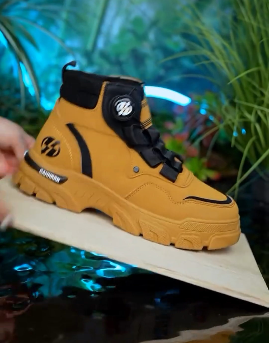 Thick-soled high-top work shoes