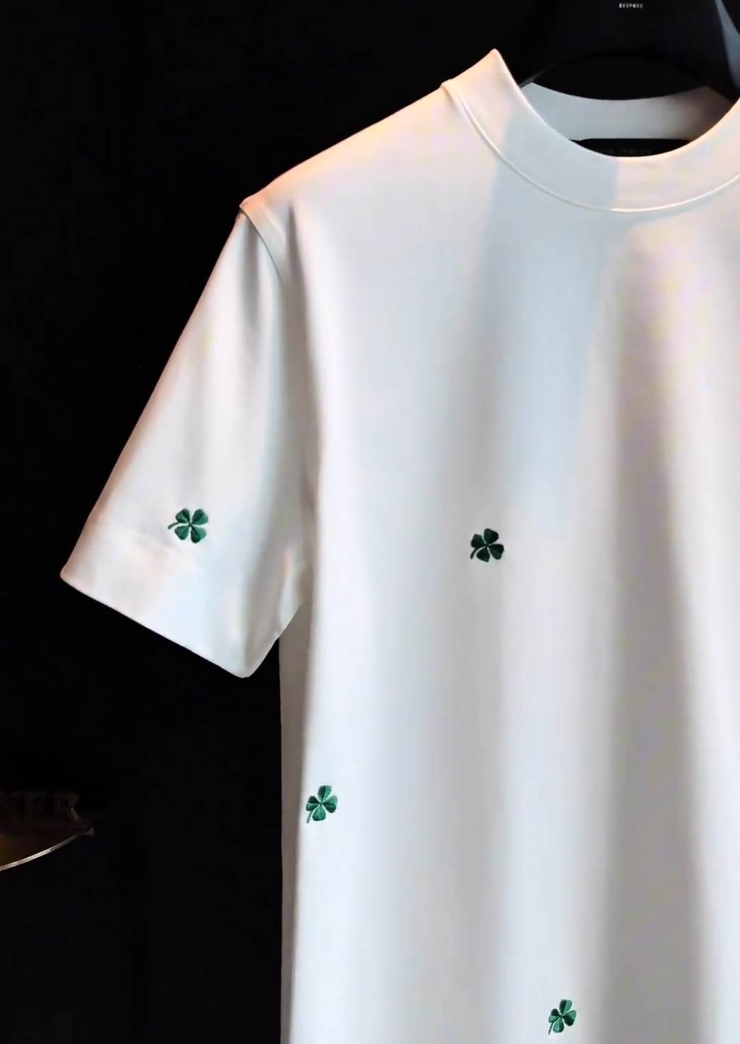 Four-leaf clover crew neck short-sleeved shirt